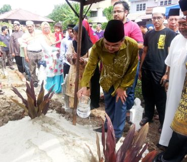 Mantan Ketua Menteri Melaka Datuk Seri Mohd Ali Rustam menyiram air mawar ke pusara Borhan Mohd Yaman di Tanah Perkuburan Islam Masjid Klebang, pada Ahad.Foto:BERNAMA