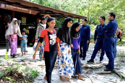 Pelarian Rohingya dibawa keluar dari Pos Kawalan Pantai Kerachut setelah ditahan oleh pihak polis di George Town, Isnin. Mereka adalah di antara 35 pelarian Rohingya yang ditahan setakat ini. Seramai 130 pelarian Rohingya menaiki sebuah bot berlabuh di tepi pantai Kerachut setelah bot berkenaan mengalami kerosakan. -fotoBERNAMA