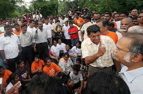 MARAH...  Timbalan Ketua Menteri II, Prof Dr P. Ramasamy (kanan) mendengar sesuatu yang diperkatakan oleh seorang daripada penduduk Kampung Buah Pala berhubung operasi meroboh rumah ketika pertemuan beliau dengan penduduk kampung itu hari ini. P. Ramasamy mengumumkan operasi meroboh rumah yang sepatutnya diadakan hari ini ditangguhkan bagi memberi laluan kepada perbincangan dengan penduduk kampung berkenaan berhubung penyelesaian yang sedang diusahakan. -- fotoBERNAMA 