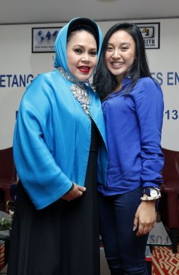 Hetty Koes Endang bersama anaknya Afifah Qamariah. Foto Ihsan UTUSAN MALAYSIA.