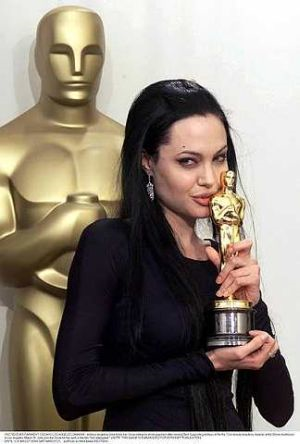 Angelina Jolie antara selebriti yang pernah memenangi Anugerah Oskar. - foto REUTERS