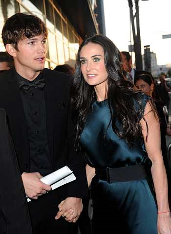 Ashton Kutcher dan isterinya, Demi Moore hadir ke tayangan perdana filem, Killers di Hollywood, California pada 1 Jun 2010. - Foto AFP