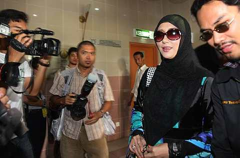 Maizawati Zainal tiba di perkarangan Mahkamah Rendah Syariah Ipoh. -foto THE STAR oleh ZABIDI TUSIN