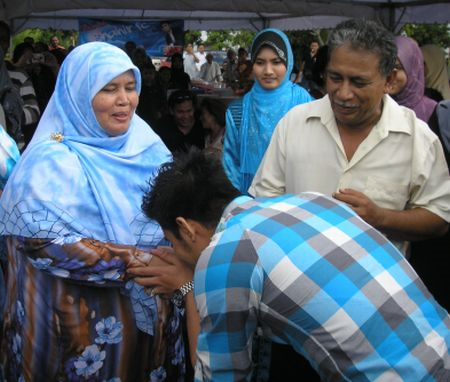 Shahir menyalami ibunya, Mahanum Osman sambil diperhatikan oleh bapanya, Zawawi Abdullah ketika sampai di rumahnya di Kampar pada Sabtu lalu. - Foto mStar oleh SITI AZIRA ABD AZIZ