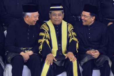 Najib dan Anwar bergurau dengan Speaker Dewan Rakyat, Tan Sri Pandikar Amin Mulia pada sesi pembukaan ke-13 Parlimen, Jun lalu.