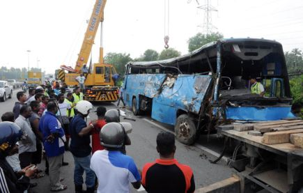 Keadaan sebuah bas kilang yang remuk menyebabkan dua maut di Kilometer 150.3 Lebuhraya Utara-Selatan (Plus) berhampiran susur keluar Bukit Tambun di Nibong Tebal, kira-kira pukul 6.30 pagi Jumaat. -Foto BERNAMA