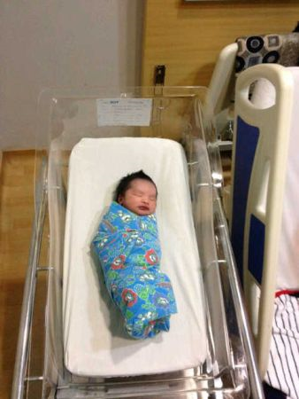 Bayi sulung pasangan Ayu Raudhah dan Zaquan Adha selamat dilahirkan kira-kira pukul 2.17 petang Jumaat di Hospital Columbia, Johor Bahru (JB).