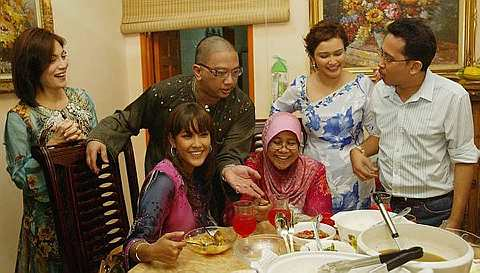 Suasana rumah terbuka Hari Raya Azwan Ali. -Foto THE STAR oleh SHAARI CHE MAT