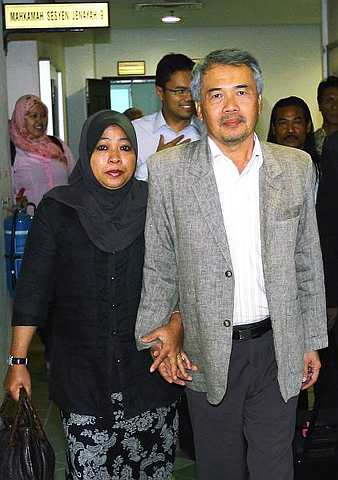 Bekas Ahli Dewan Undangan Negeri (ADUN) Semenyih, Datuk Ahamad Kuris bersama isteri, Datin Hamidah Ahmad Sujak (kiri) berjalan keluar dari bilik Mahkamah Sesyen selepas dibebaskan tanpa dipanggil membela diri daripada empat pertuduhan meminta rasuah tiga tahun lalu di Shah Alam, Jumaat. - Foto BERNAMA 