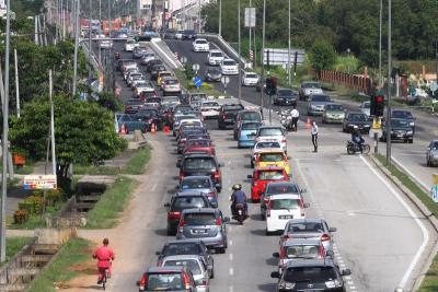 Gambar menunjukkan trafik sesak dari Tanjung Karang menuju Kuala Lumpur selepas umat Islam pulang ke kampung sempena Hari Raya Aidiladha. -foto THE STAR/Brian Moh