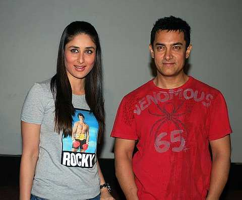 Kareena Kapoor dan Aamir Khan (kanan) mempromosikan filem '3 Idiots' di Mumbai pada 12 November 2009. -Foto AFP