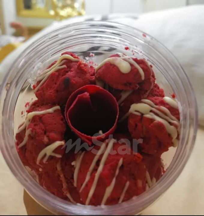 Awas Terbeli Kuih Raya Terowong Pelanggan Akui Peniaga Pandai Menipu Selepas Buka Balang Penuh Biskut Red Velvet Viral Mstar