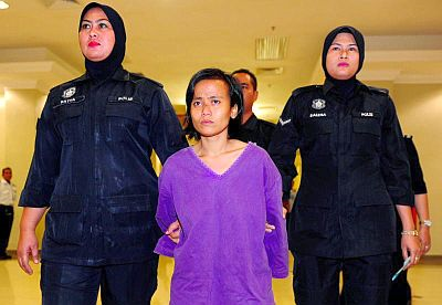 Yuliana (tengah) kelihatan sugul ketika keluar dari Mahkamah Sesyen Kuantan selepas dijatuhi hukuman penjara 20 tahun setelah mengaku bersalah terhadap dua pertuduhan mendera bayi empat bulan di Kuantan, Pahang Jumaat lalu.
