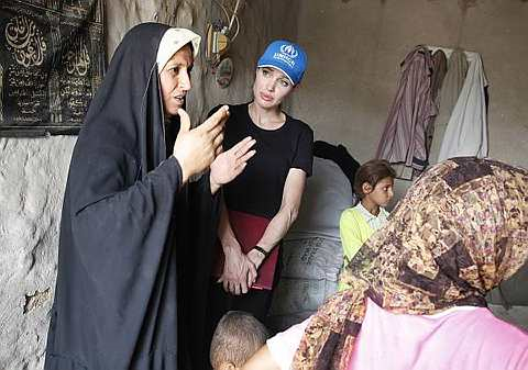 Duta Muhibah UNHCR, Angelina Jolie beramah mesra dengan orang-orang pelarian di Baghdad, Iraq, pada 23 Julai 2009. -foto AP 
