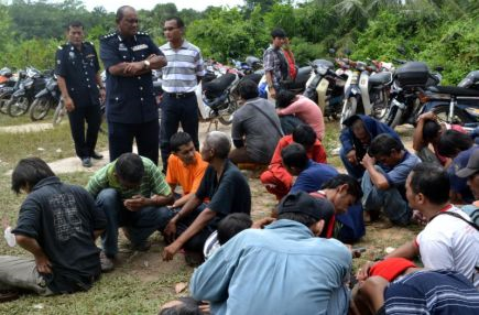 Ketua Polis Daerah Melaka Tengah, ACP Salehhudin Abd Rahman (berdiri, dua, kiri) memeriksa 36 orang yang disyaki penagih dadah dalam Ops Tapis di sebuah ladang kelapa sawit di Kampung Pinang B, Batang Tiga di Melaka pada Rabu. Turut ditahan seorang ibu, 25 tahun yang membawa anak lelakinya berusia empat tahun dipercayai untuk membeli dadah.
Ladang tersebut dipercayai menjadi pusat urusan jual beli dadah jenis heroin bagi penduduk di sekitar Batang Tiga, Tanjung Kling dan Sungai Udang, sejak tiga bulan lepas. -fotoBERNAMA