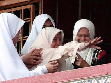 Seorang pelajar Sekolah Menengah Kebangsaan Agama Sheikh Abdul Malik ditenangkan oleh guru dan pelajar lain setelah diserang histeria di sekolah itu di sini, Ahad. - Foto BERNAMA