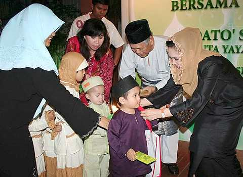 TAK DILUPA ... Penyanyi nombor satu negara yang juga Duta Yayasan JUSCO Malaysia, Datuk Siti Nurhaliza menyampaikan sumbangan kepada anak-anak yatim pada majlis berbuka puasa dengan Yayasan JUSCO Malaysia di Restoran Rebung di Kuala Lumpur, semalam. Turut sama Presiden Yayasan JUSCO Malaysia Datuk Abdullah Mohd Yusof (dua, kanan).