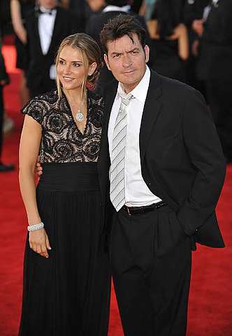 Pelakon Charlie Sheen dan isteri, Brooke Mueller hadir ke Anugerah Emmy 2009 di Los Angeles. - Foto AFP