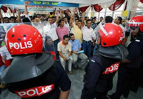 GAMBAR FAIL... Beberapa anggota Unit Tindakan Ringan AntiRusuhan mengawasi mesyuarat Pergerakan Pemuda Umno Bahagian Rantau Panjang di Sekolah Kebangsaan Sri Kiambang, Rantau Panjang pada 17 Oktober lalu. Ini berikutan terdapat beberapa individu yang bertindak agresif dengan menjerit dan membantah jumlah perwakilan yang didakwa tidak sah ketika mesyuarat itu berlangsung. Suasana tegang itu berlaku apabila Pengerusi Tetap mesyuarat berkenaan, Nordin Ibrahim mengumumkan seramai 461 perwakilan daripada 144 cawangan layak mengundi. - fotoBERNAMA