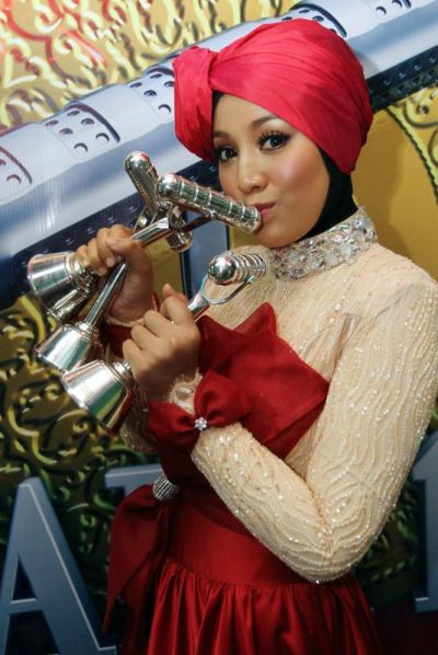 Shila Amzah menjulang trofi Lagu Terbaik dan Lagu Pop Terbaik di Anugerah Industri Muzik ke-19 menerusi Patah Seribu. - Foto oleh SHAARI CHE MAT