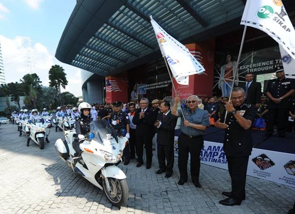  Timbalan Menteri Dalam Negeri, Datuk Wira Abu Seman, (dua dari kanan) bersama-sama dengan Ketua Polis Negara Tan Sri Musa Hassan,(kanan)melepaskan Pasukan Pemantau Trafik di majlis pelancaran kempen keselamatan jalanraya Ops Sikap 22. Turut serta,  Pengerusi TM, Datuk Dr Halim Shafie, dan Ketua Pegawai Eksekutif kumpulan TM. 
 