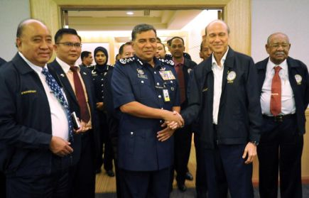 Ketua Polis Negara Tan Sri Khalid Abu Bakar bersalaman dengan Tan Sri Lee Lam Thye semasa menerima kunjungan hormat Timbalan Pengerusi Yayasan Pencegahan Jenayah Malaysia (MCPF) dan beberapa anggota exco yayasan itu di Bukit Aman di Kuala Lumpur pada Selasa. -Foto BERNAMA