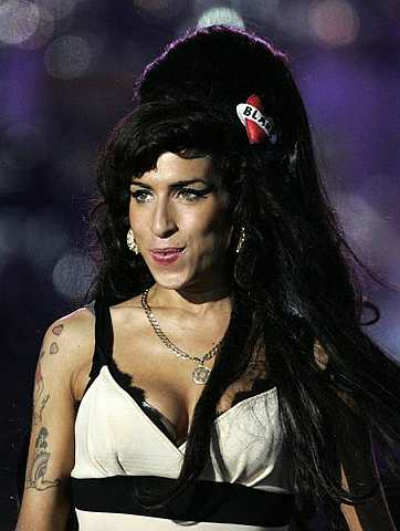 Cinta baru dalam hidup Amy Winehouse membuat dia senantiasa tersenyum dan gembira.