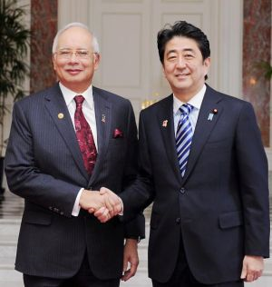 Najib disambut oleh Perdana Menteri Jepun Shinzo Abe sewaktu tiba untuk menghadiri Sidang Kemuncak Peringatan 40 Tahun Penubuhan Hubungan Dialog Asean-Jepun di Geihinkan (State Guest House, Aksaka Palace) Tokyo, Jepun. - fotoBERNAMA