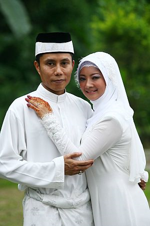 Tengku Shahreza Tengku Abdul Aziz, 38 dan Maya, 33, kini sah bergelar suami isteri - foto THE STAR oleh AZMAN GHANI