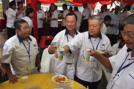 Dr Chua (dua, kanan) bersama sebahagian perwakilan yang hadir.