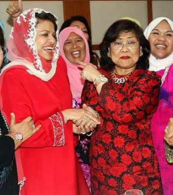 RAFIDAH Aziz dengan aksi sendiri cuba menyatakan sesuatu tentang Shahrizat Abdul Jalil selepas mesyuarat khas Exco Wanita Umno di Kuala Lumpur petang tadi. 
