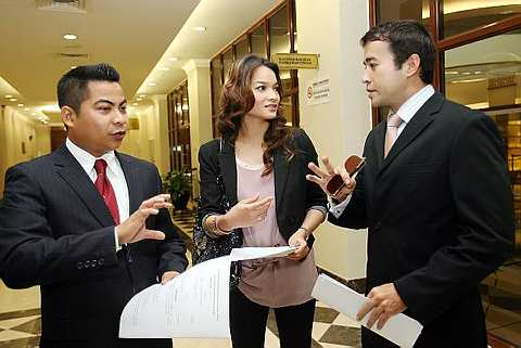  Tony Eusoff (kanan) dan Diana Johor berbincang dengan peguam mereka Ahmad Rizal Effande (kiri)selepas memfailkan saman terhadap syarikat tekstil Gulatis Exclusive Sdn Bhd di Kompleks Mahkamah Kuala Lumpur di sini hari ini. Foto THE STAR Oleh: IBRAHIM MOHTAR.  
 
 