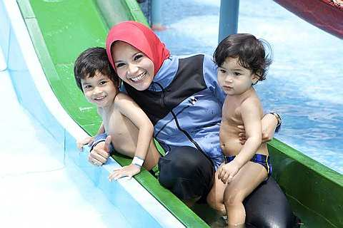 Anne bersama-sama dua anak lelakinya, Warits dan Wafri.