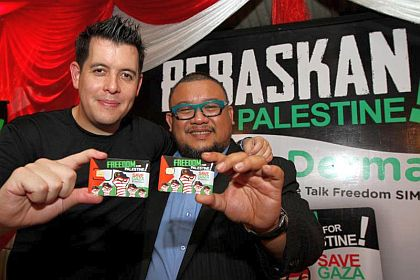 Afdlin Shauki (kanan) bersama Ketua Pegawai Operasi, Tune Talk iaitu Jason Lo menunjukkan kad prabayar bagi membantu rakyat Palestin.