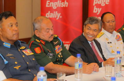 Menteri Pertahanan, Datuk Seri Dr Ahmad Zahid Hamidi (dua dari kanan) bersama Panglima Angkatan Tentera Malaysia, Jeneral Datuk Zulkifli Zainal Abidin (dua dari kiri), Ketua Tentera Udara Diraja Malaysia, Jeneral Tan Sri Rodzali Daud (kiri) dan Panglima Tentera Laut Diraja Malaysia, Laksamana Tan Sri Abdul Aziz Jaafar (kanan) ketika melawat Menara Star, Isnin. -foto AZMAN GHANI / The Star