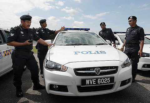 Anggota polis bergambar bersama kereta peronda Proton Inspira semasa Majlis Penyerahan Sumbangan Proton Inspira kepada Polis Diraja Malaysia (PDRM) di Pusat Kecermerlangan Proton di sini, Rabu. Proton Holdings Berhad telah menyumbang sepuluh unit Proton Inspira 1.8L (manual) kepada PDRM.Foto THE STAR Oleh: ROHAIZAT DARUS