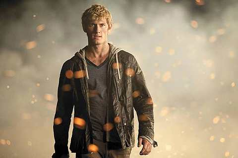 Hero baru Hollywood, Alex Pettyfer sebagai John Smith/Number Four dalam filem I Am Number Four.