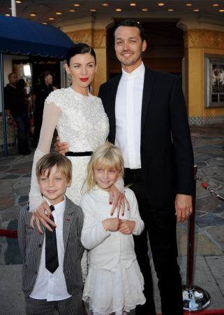 Pengarah Rupert Sanders dan isterinya, Liberty Ross bersama dua anak mereka Tennyson Sanders dan Skyla Sanders semasa menghadiri tayangan filem 'Snow White and The Huntsman' di Village Theatre pada 29 May lalu. 