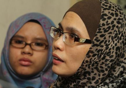 Isteri Yazid Sufaat, Chomel Mohamad bersama anak perempuannya, Soraya Nur tiba di Mahkamah Ampang sebelum suspek tahanan Jemaah Islamiah Yazid Sufaat dibawa ke mahkamah.