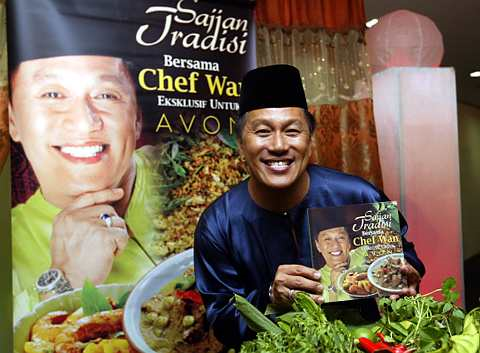 Chef Wan semasa pelancaran buku resepi terbarunya, ‘Sajian Tradisi bersama Chef Wan’ baru-baru ini. -foto THE STAR oleh SHAARI CHE MAT
