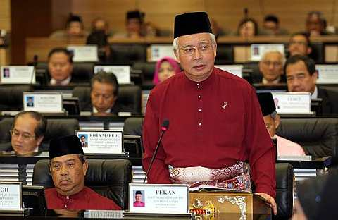 Perdana Menteri Datuk Seri Najib Tun Abdul Razak merangkap Menteri Kewangan ketika membentangkan Belanjawan 2012 di Dewan Rakyat, pada Jumaat. Turut kelihatan timbalannya Tan Sri Muhyiddin Yassin (duduk, kiri).-Foto THE STAR Oleh: RAJA FAISAL HISHAN