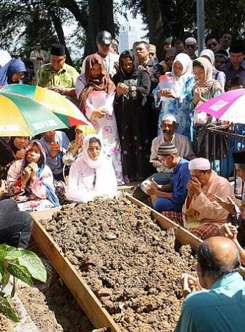 Ramai karyawan negara yang memberi penghormatan terakhir buat Nasir P.Ramlee, satu-satunya waris Allahyarham Tan Sri P.Ramlee. 