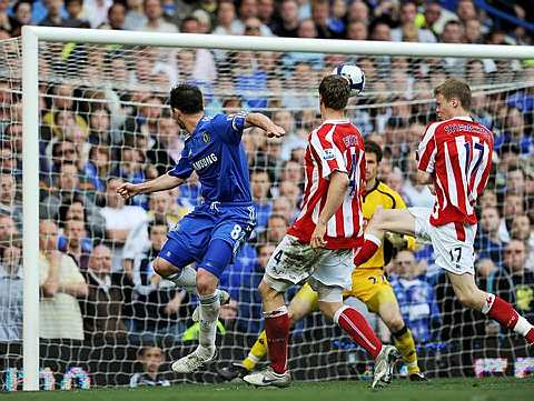 Lampard (kiri) berjaya melepasi halangan pemain pertahanan Stoke, Ryan Shawcross (kanan) untuk menjaringkan gol keduanya. Foto AFP