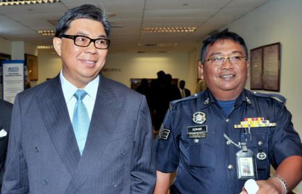 Bekas Presiden dan Ketua Pegawai Eksekutif (CEO) Sime Darby Berhad, Datuk Seri Ahmad Zubir Murshid diiringi angota polis untuk membayar jaminan selepas dituduh di Mahkamah Sesyen di sini, Selasa.
--foto BERNAMA.