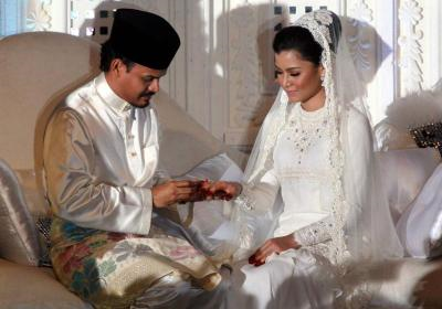 Yusry menyarungkan cincin nikah ke jari manis isterinya pada majlis membatalkan air sembahyang.