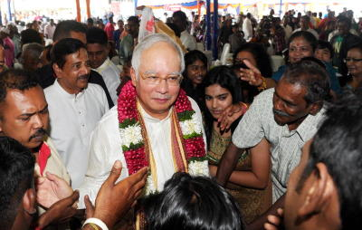 Perdana Menteri, Datuk Seri Najib Tun Razak disambut oleh sebahagian masyarakat India ketika menghadiri Majlis Rumah Terbuka Deepavali MIC di perkarangan Batu Caves, Sabtu. Turut kelihatan Presiden MIC, Datuk Seri G. Palanivel (dua,kiri) merangkap Menteri Sumber Asli Dan Alam Sekitar. -fotoBERNAMA