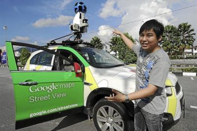 Wong menunjukkan kelengkapan yang digunakan di kenderaan Street View Car bagi mendapatkan pandangan panorama 360 darjah. Foto MUSTAFA AHMAD / THE STAR