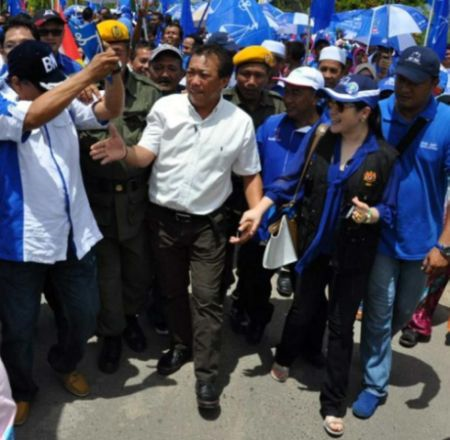 Zizie menenami suaminya, Datuk Bung Moktar Radin ketika hari penamaan calon pada Sabtu lalu di Kinabatangan, Sabah.  