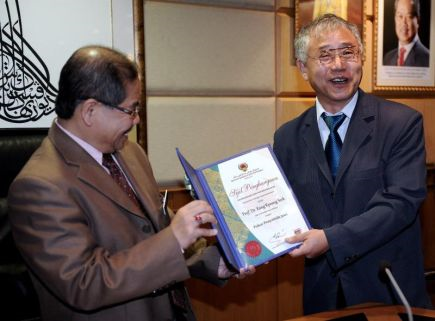 Ketua Pengarah Dewan Bahasa dan Pustaka, Dr. Awang Sariyan (kiri) menyampaikan sijil penghargaan kepada Prof. Dr. Kang Kyoung Seok atas sumbangan dan baktinya sebagai Pakar Penyelidik Jawi di Dewan Bahasa dan Pustaka di Kuala Lumpur. -Foto BERNAMA