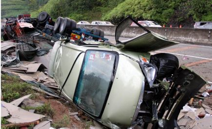 ROSAK... Kelihatan salah sebuah kenderaan kelihatan remuk selepas terbabit dalam kemalangan di KM 257 Laluan Lebuh Raya Utara-Selatan (PLUS) berhampiran Terowong Menora arah utara yang melibatkan dua buah treler dan dua buah kereta di Ipoh pada Isnin. -Foto BERNAMA 